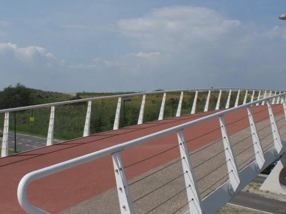 Witte balustrade op een brug